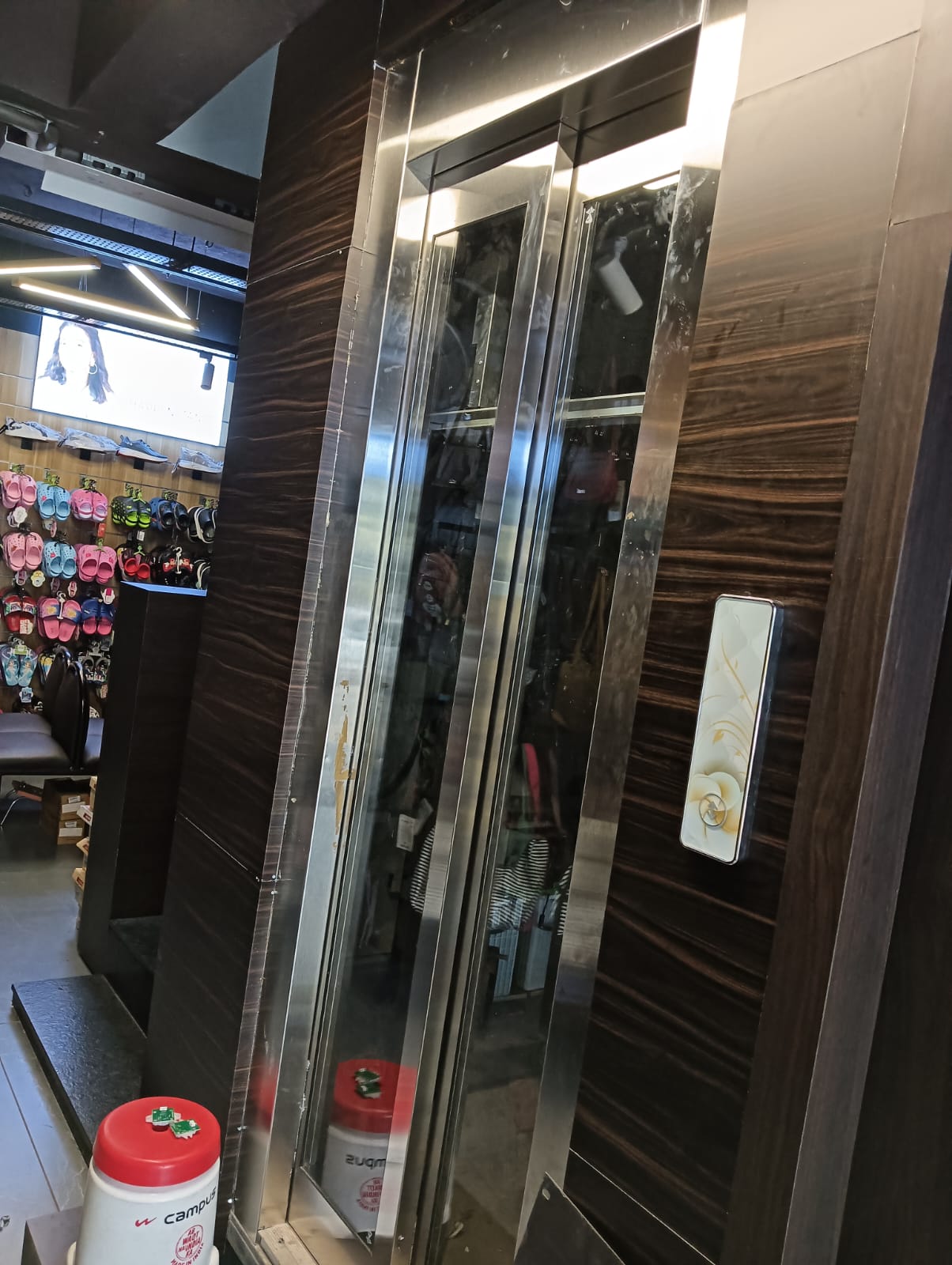 BIS IS 14665 Hospital Stretcher Lift Interior